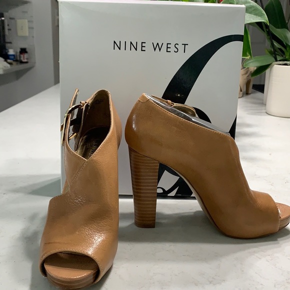 Nine West bootie. Natural tan, size 7 - Picture 2 of 4